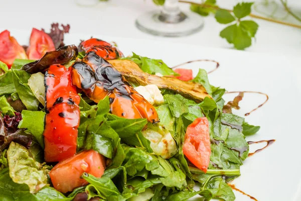 Salada grega na mesa — Fotografia de Stock