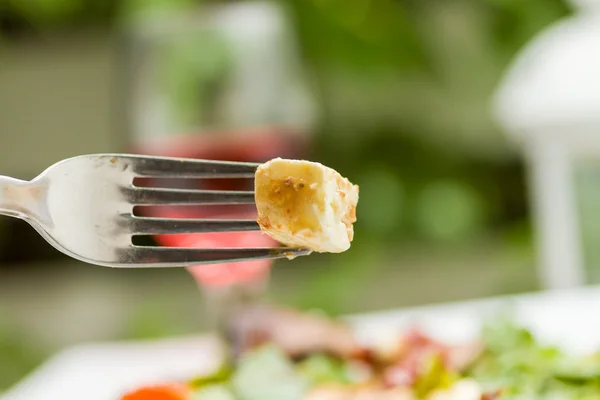 Masanın üzerine Yunan salatası — Stok fotoğraf