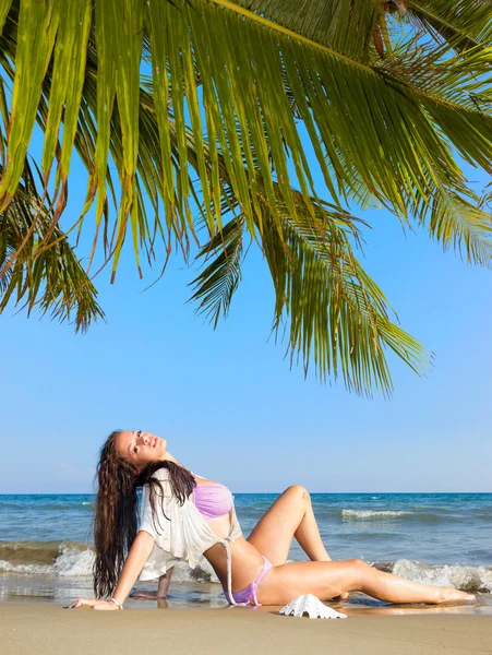 Hermosa mujer en la playa. — Foto de Stock