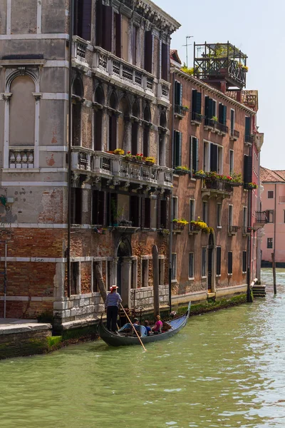 Benátky, canal Grande a historické činžáky — Stock fotografie