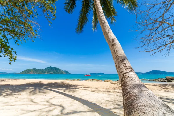 Laem ka strand in phuket eiland — Stockfoto