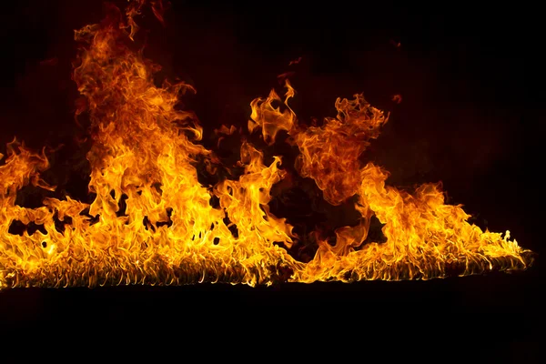 Flammande lågor på svart bakgrund — Stockfoto