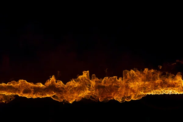 Siyah arka plan üzerine alev alev yanan alevler — Stok fotoğraf