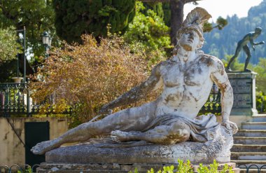 ünlü heykeli Aşil achillion palace'nın bahçesinde yaralı