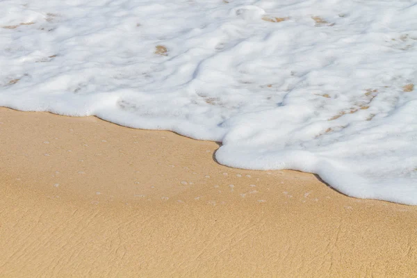 Ola del mar en la playa de arena — Foto de Stock