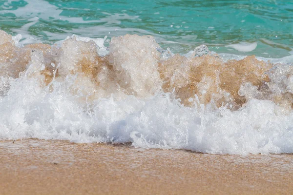 Tengerhullámok a homokos parton — Stock Fotó