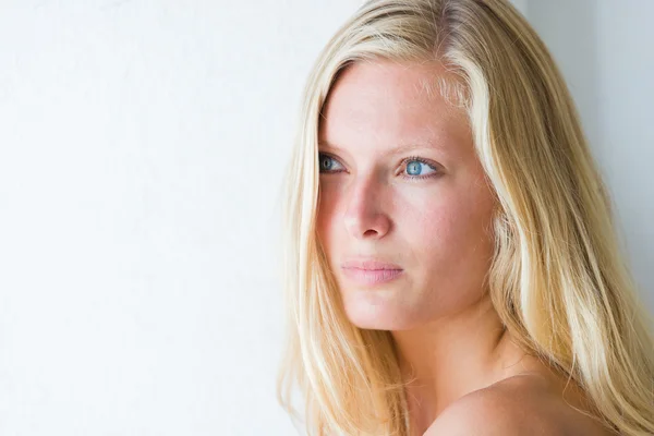 Summer street portrait of a young woman — Stock Photo, Image