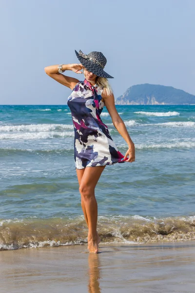 Vrouw op het strand — Stockfoto