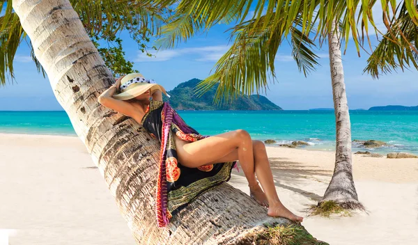 Schöne Frau am Strand. — Stockfoto