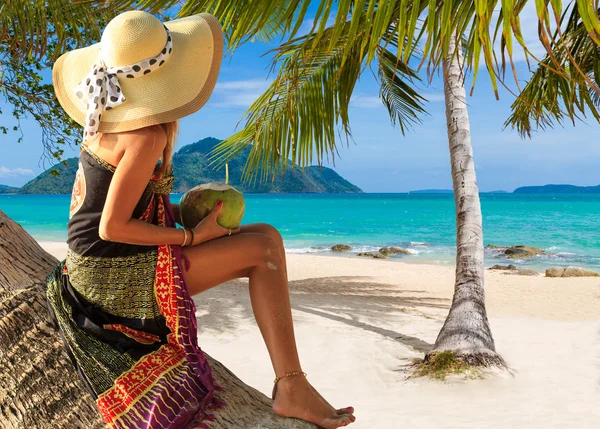 Mooie vrouw op het strand. — Stockfoto