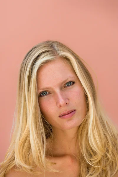 Vrouw close-up portret met op roze achtergrond — Stockfoto