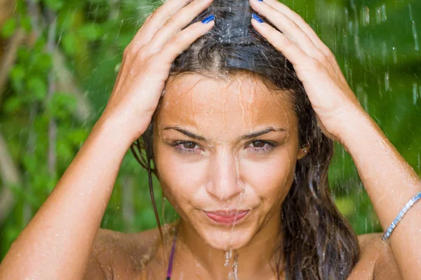 Vrouw in tropische douche — Stockfoto