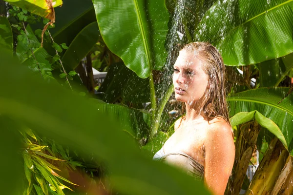 Kobieta w prysznic tropikalny — Zdjęcie stockowe