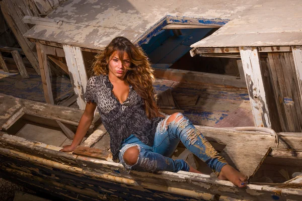 Woman at ship wreck — Stock Photo, Image