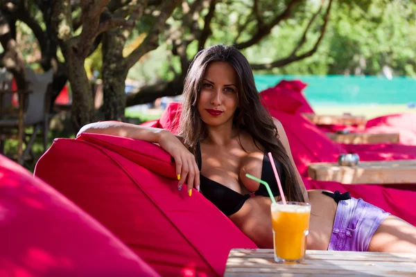 Mujer en el salón de verano — Foto de Stock