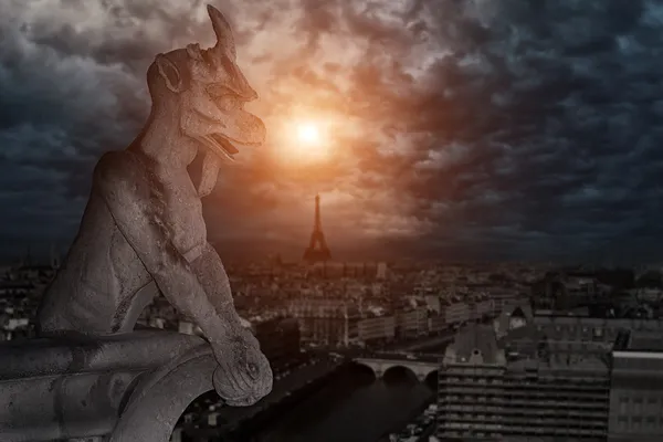 Chimera (gargoyle) of the Cathedral of Notre Dame de Paris — Stock Photo, Image