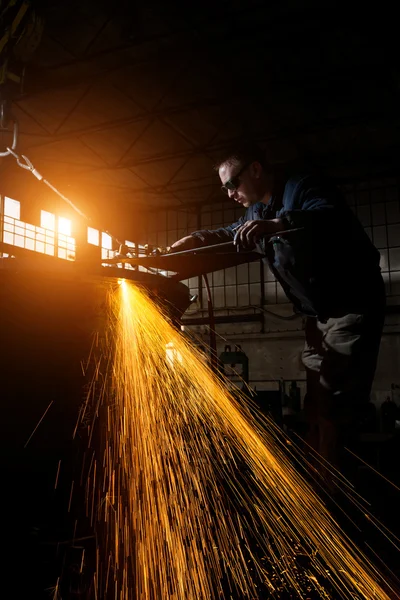 Soldador trabajando en la fábrica — Foto de Stock