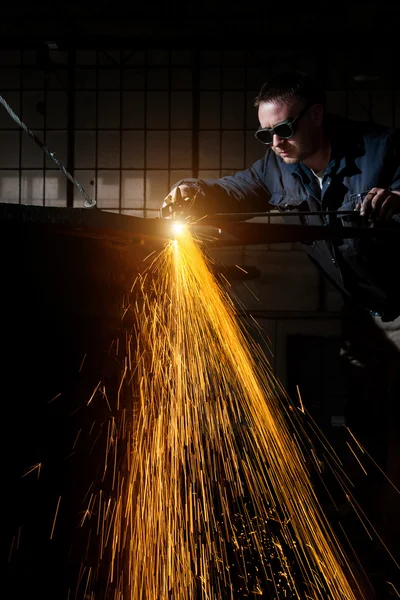 Soldador trabajando en la fábrica — Foto de Stock