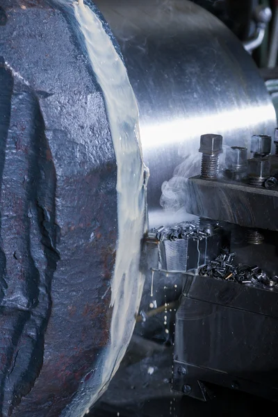Охлаждение стальных труб маслом — стоковое фото