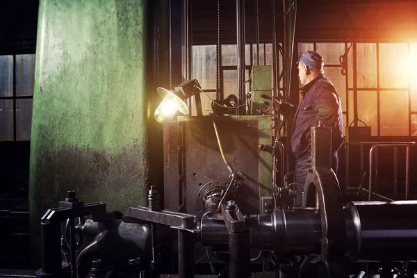 Travailleur de l'industrie lourde coupe tuyau d'acier — Photo