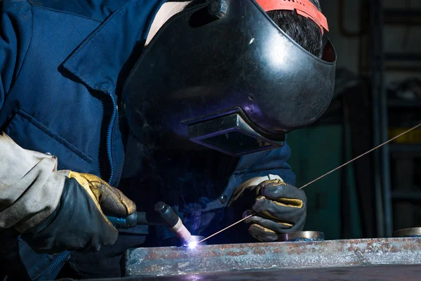 Worker with mask welding metal — Stock Photo, Image