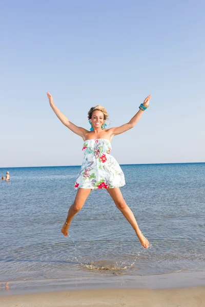 Vrouw op het strand — Stockfoto