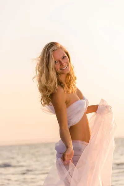 Mulher bonita em véu de casamento na praia — Fotografia de Stock