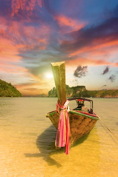 Boot in phi phi thailand — Stockfoto