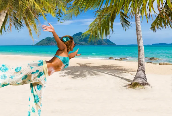 Frau am Strand — Stockfoto