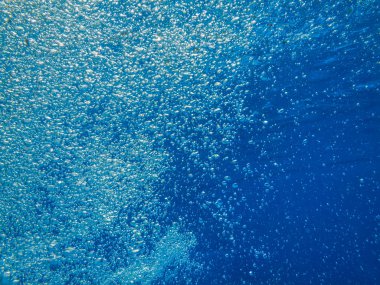 Mavi açık su kabarcıkları