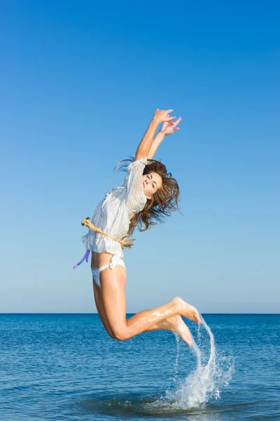 Mulher bonita feliz desfrutando de férias de verão — Fotografia de Stock