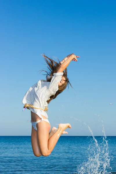 Mulher bonita feliz desfrutando de férias de verão — Fotografia de Stock