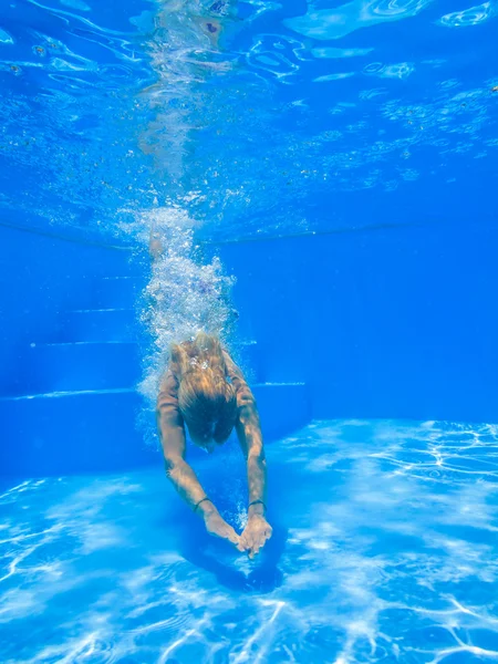 Mujer bajo el agua en la piscina. — Foto de Stock