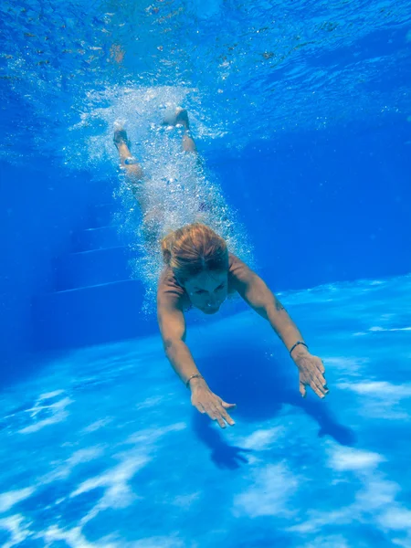 Mujer bajo el agua en la piscina. — Foto de Stock