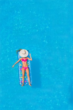 bir havuzda dinlendirici