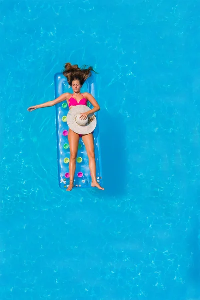 Relaxando em uma piscina — Fotografia de Stock