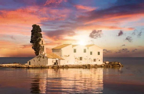 Západ slunce scéna klášter vlacherna, kanoni, Korfu — Stock fotografie