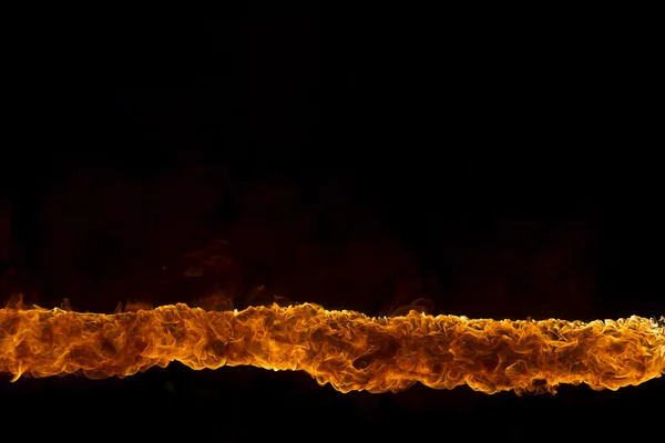 Siyah arka plan üzerine alev alev yanan alevler — Stok fotoğraf