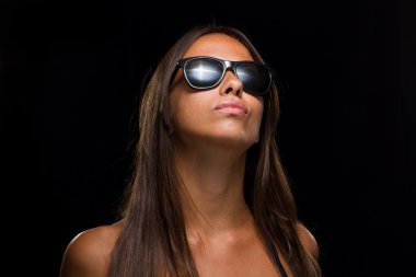 güzel genç modeli Güneş gözlüğü ile