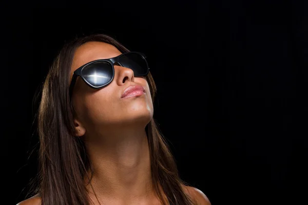 Hermosa joven modelo con gafas de sol — Foto de Stock