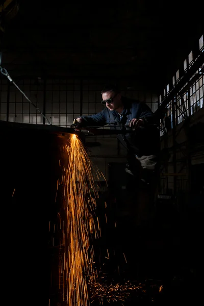 Svářeče pracující v továrně — Stock fotografie