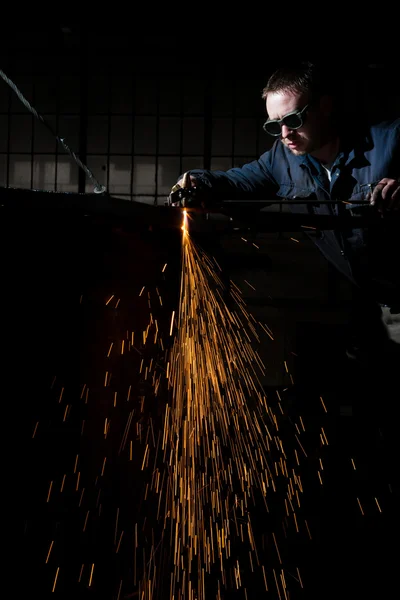 Svejser arbejder på fabrikken - Stock-foto