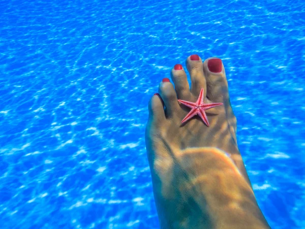 Junge Frau Beine untauglich im Pool — Stockfoto