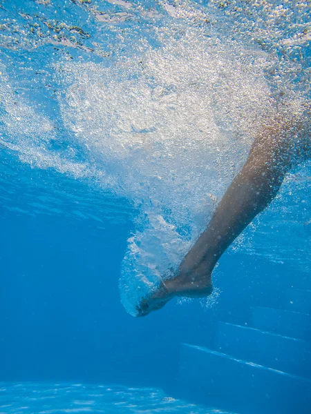 Junge Frau Beine untauglich im Pool — Stockfoto