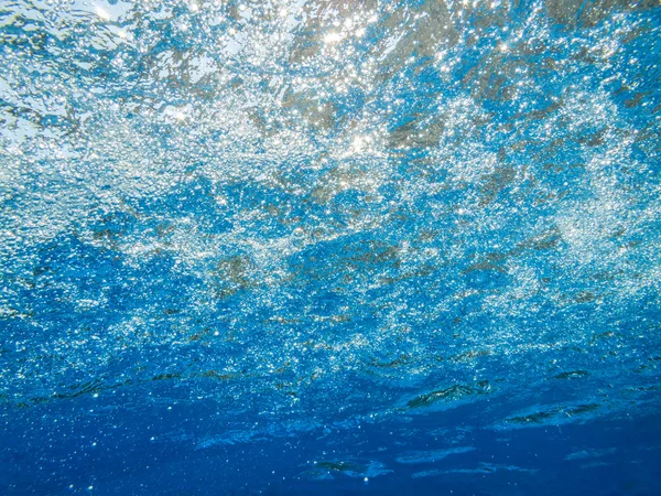 Bubbles in blue clear water — Stock Photo, Image