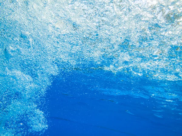 蓝色清澈的水中气泡 — 图库照片