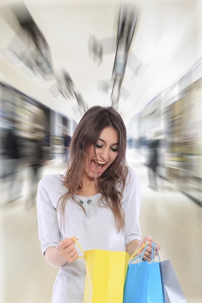 Mujer joven sosteniendo bolsas de compras —  Fotos de Stock