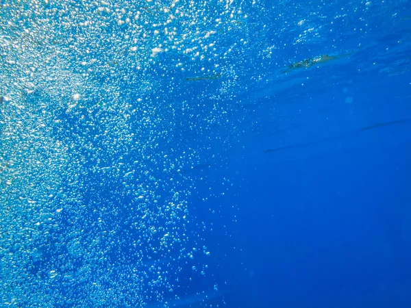 Burbujas en agua clara azul — Foto de Stock