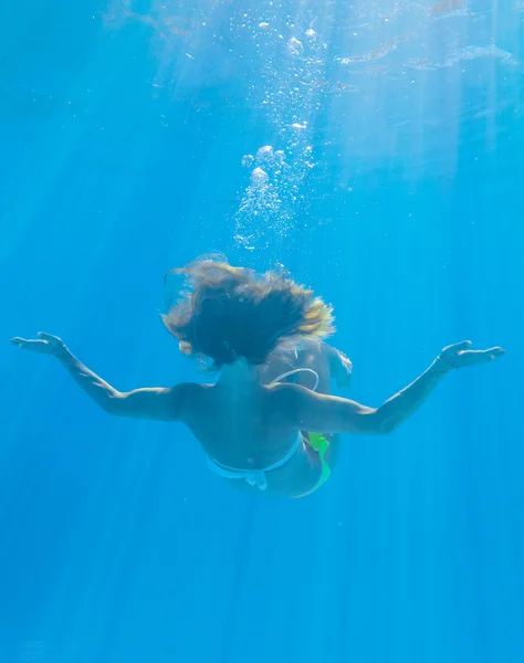 Mujer joven nadando bajo el agua — Foto de Stock