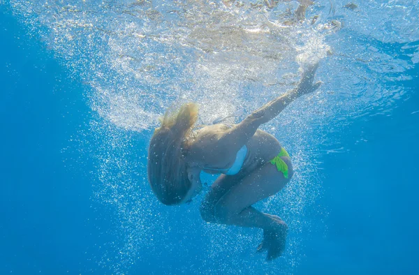 물 속에서 수영하는 젊은 여자 — 스톡 사진